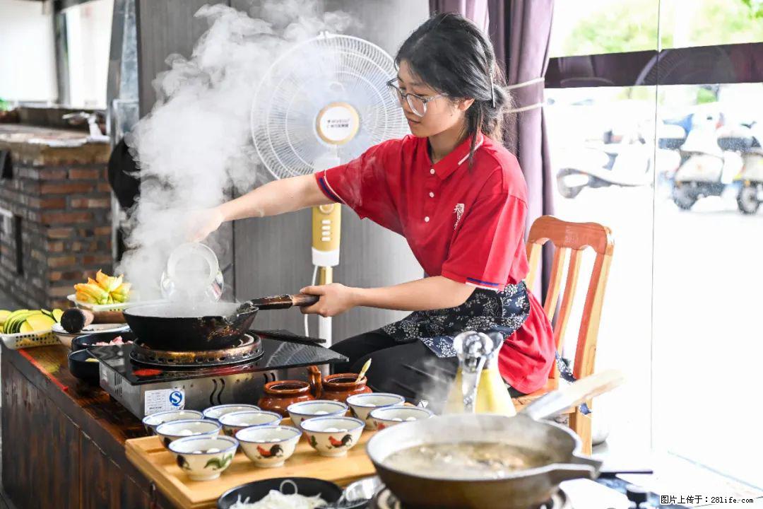 全网追的“扁担女孩”，找了一份暑假工，时薪12元 - 本溪生活资讯 - 本溪28生活网 benxi.28life.net